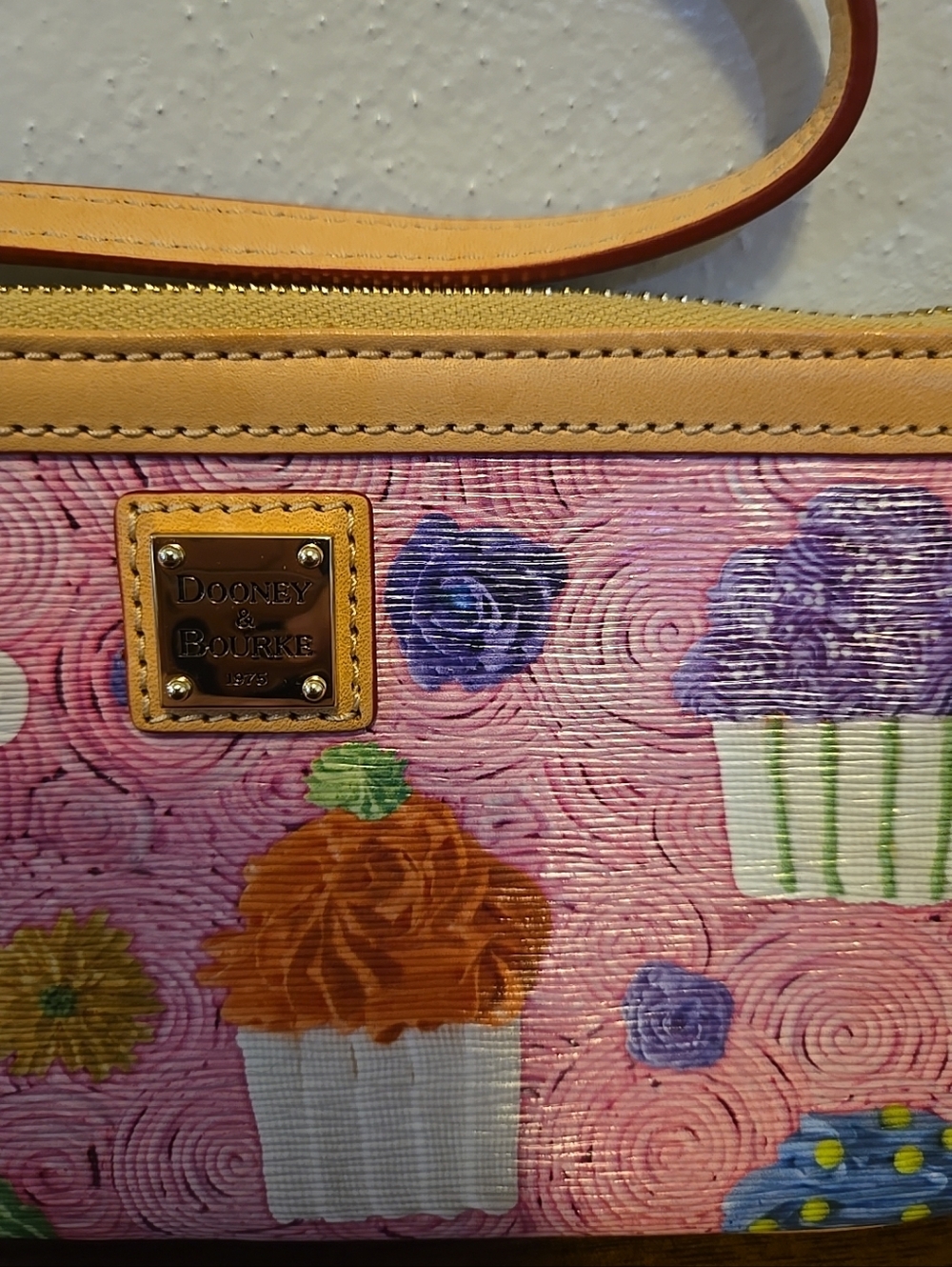 Dooney & Bourke Large Slim Wristlet Pink Cupcakes NWT - Picture 2 of 6